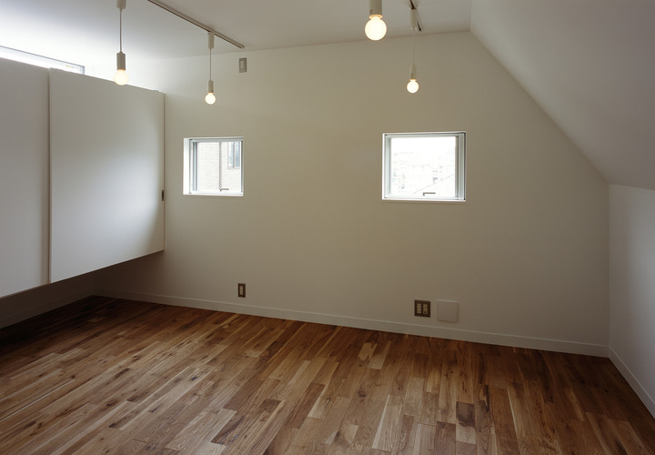 自然塗料で仕上た無垢材の床と塗り壁を基調とした、体に優しい部屋