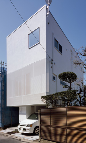 白いパンチングメタルに、ふんわり包まれるイメージの外観