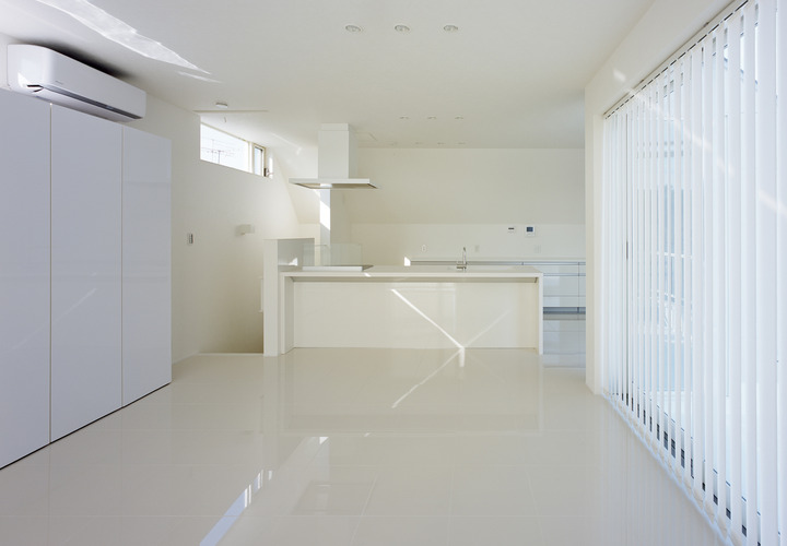 白く輝く空間に、さまざまな光が美しい線を描くLDK