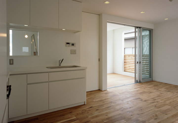 ゆったりした空気が漂うテラスから、穏やかな風が入ってくるキッチン