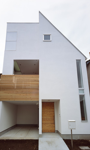 木材スリットの経年変化が、うまく味になっていくことが楽しみな外観