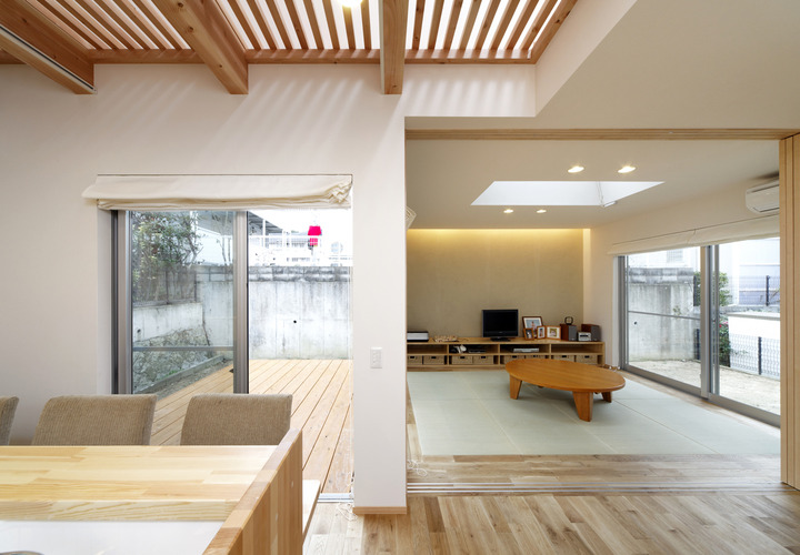 中庭を囲むよう配置した、四季を感じる気持ちのよい風が通り抜けるLDK