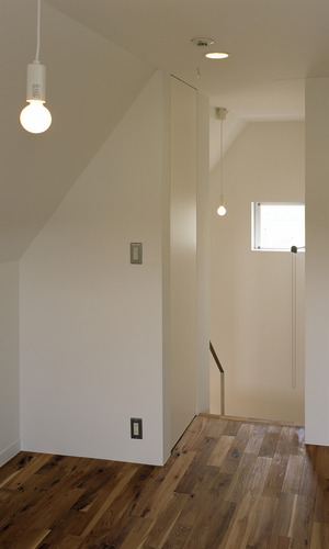 味のある節を使用した、経年変化が楽しみなフローリング