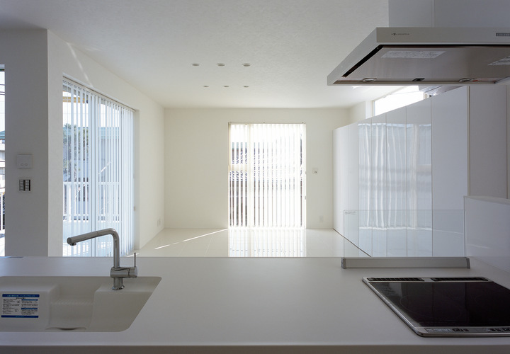 全てを白でまとめた、光の反射が眩しいLDK