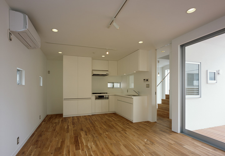 無垢の味わい深いフローリングと塗り壁にした、ゆったりした空気が漂うＬＤＫ