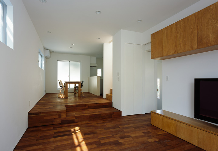 奥行きのある空間を低めのステップフロアにすることで、動きを持たせたリビング・ダイニング