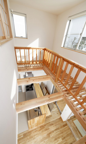 吹き抜けから家族の声がいつでもどこでも聞こえる、気持ちのよいキッチン