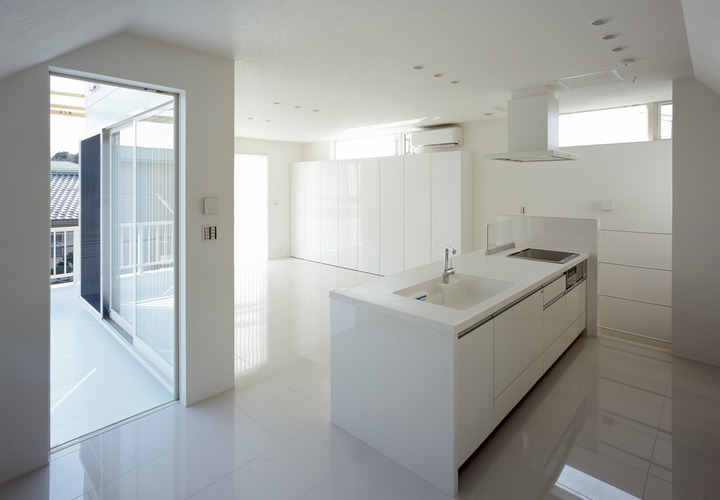 光沢のある白に、繊細な光が優しく反射するキッチンまわり