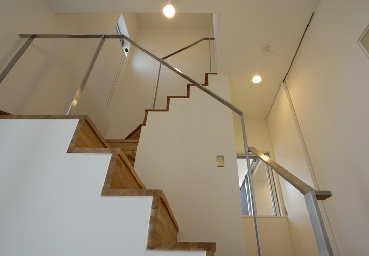 シンプルで美しい仕上がりの、ステンレスでできた手すり