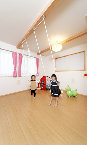 LDKと吹き抜けを介し繋がる、ブランコで遊べる子供部屋