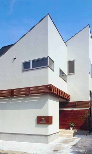 施主の趣味でもある、ヨットからヨットクラブをイメージした外観