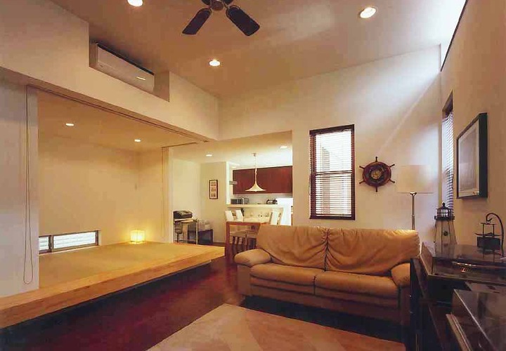 シーリングファンと舵のオブジェで、船舶内のような趣きを出したリビング