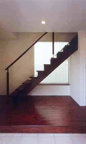 無駄を削ぎ落としつつ、クラシカルな趣きのある階段ホール