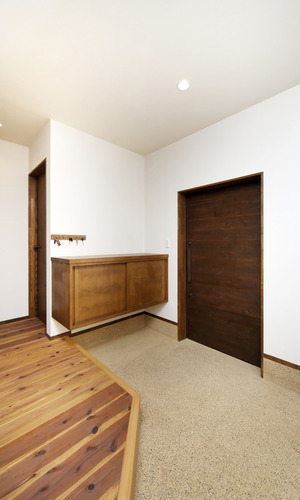 木の質感を充分に活かした、暖かい印象のある玄関