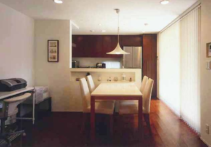 白と焦げ茶でまとめた、大人の雰囲気漂うシックなダイニングキッチン