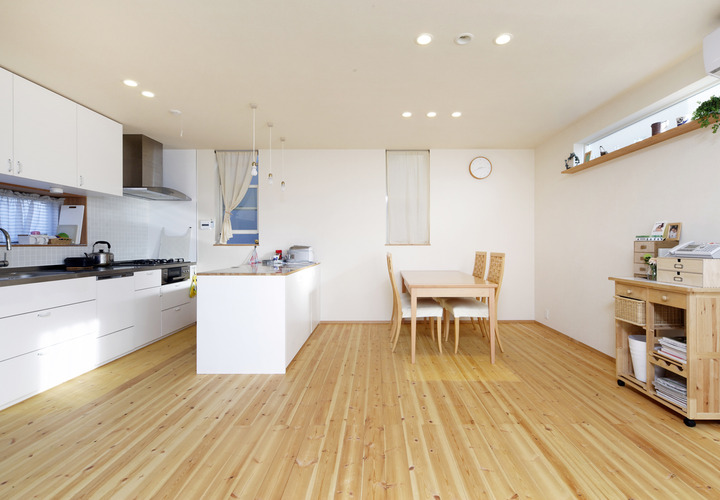 杉の節目のあるフローリングにを味わいとして使用した、広さのあるすっきりとしたダイニング・キッチン