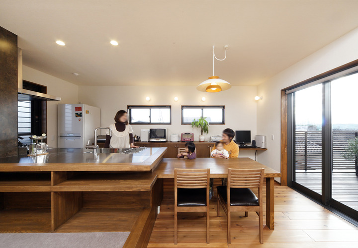 窓を大胆に大きくとり、燦々と光の入る明るいダイニング・キッチン