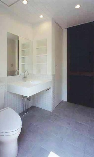 トイレと洗面所を一体にした、リゾートホテルのような洗面周り