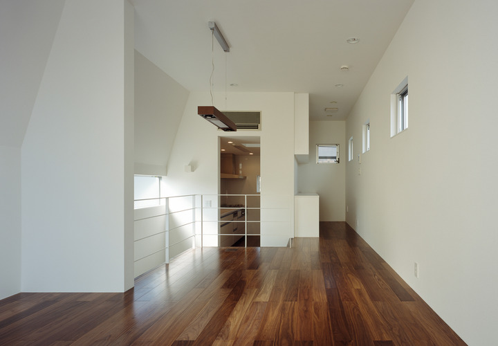 高さ制限をうまく活かした、圧迫感のないシンプルモダンなＬＤＫ