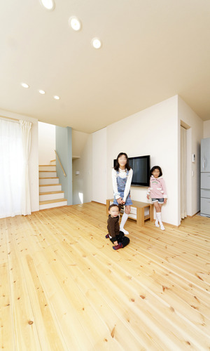 北欧をイメージし、壁の色をこわだり抜いた明るいＬＤＫ