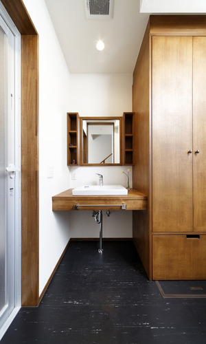 木のあじわいが美しい、シンプルな家具のような洗面台