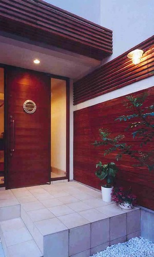 暖かみのある木調とオレンジ色の電球色が、渋みを感じる玄関