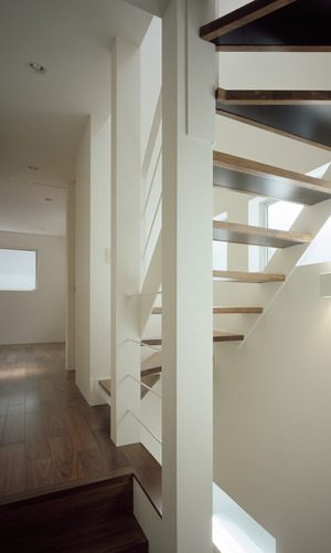 光を階下まで落とす、軽やかな抜け感を感じる階段