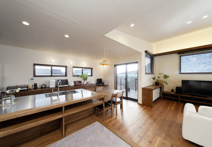 大きなテラスから壮大な河川を望むことができる、優雅なＬＤＫ