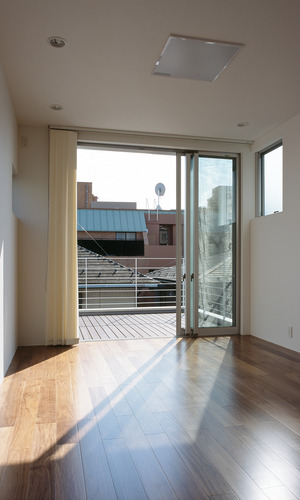 壁一面が窓の、心地良い風がスッと通り抜けるリビング