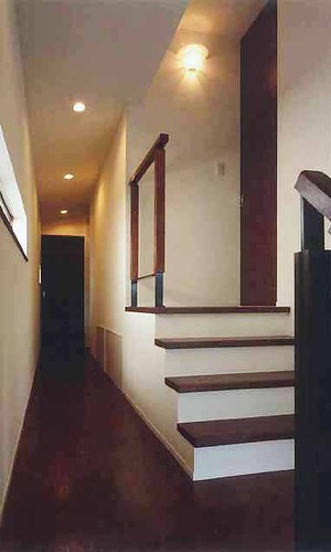 オレンジ色の電球色が、シックな空気を生み出すクラッシックな廊下