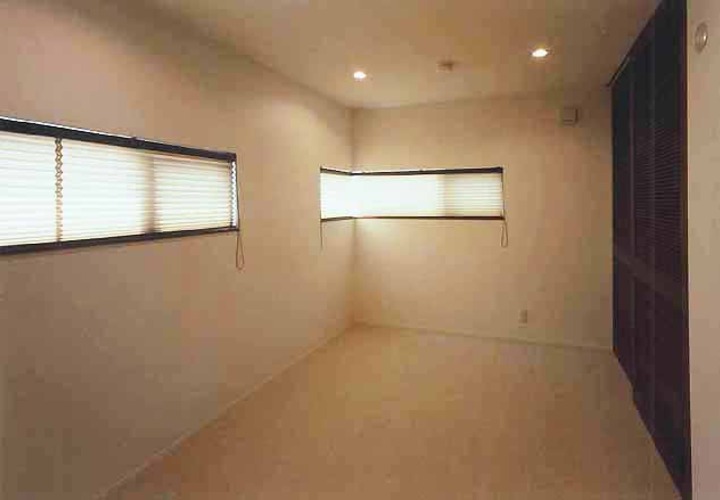 ジャバラ折りのスクリーンから、穏やかな光が入る洋室