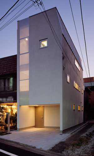 駅に面する側の外壁の開口部を１箇所にし、外壁を二重構造にした北西面外観