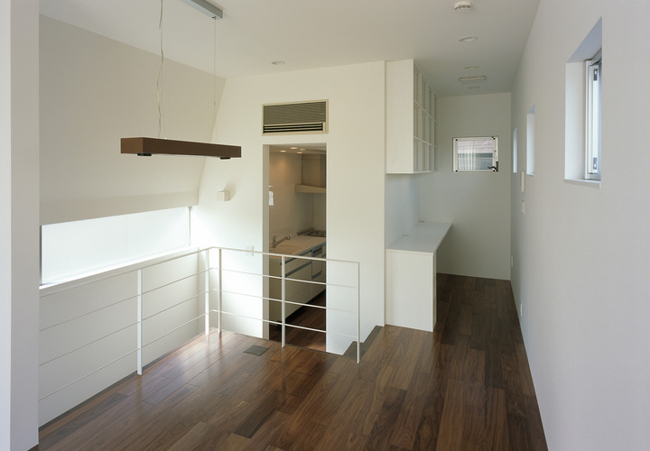 キッチンからスキップフロアでつながる、立体的な動線が組み込まれたダイニング