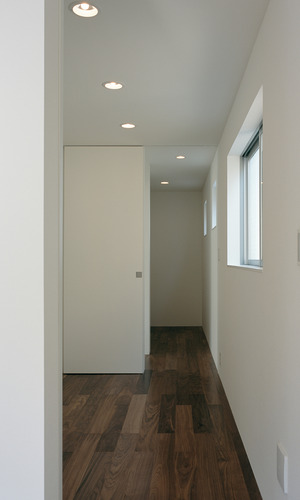 細長い土地をうまく利用した、ウォーキングクローゼット＋寝室