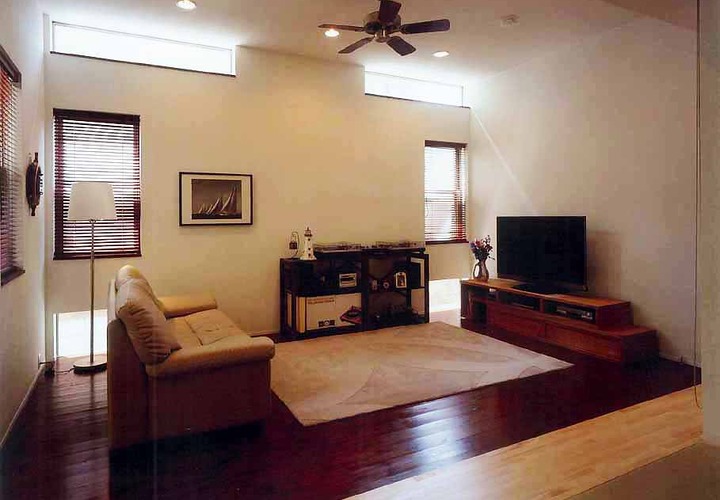 ６つの窓から入る光がそれぞれの違う味わいを放つ、重厚感あるリビング