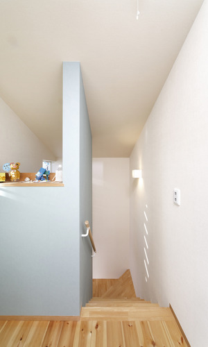 遠近法で奥行きを感じるよう、屋根の傾斜と合わせた緩やかな階段