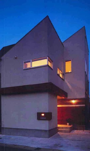 白い外壁に、ふんわりと光る優しくたおやかな光が心落ち着く夜の外観