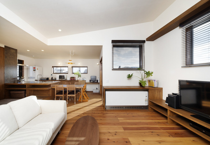 木のぬくもりをふんだんに取り入れながら、今風にまとめたＬＤＫ