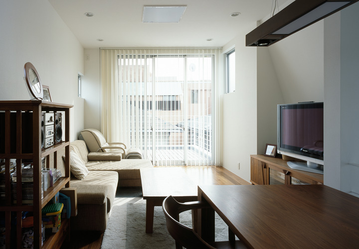 ベランダを広めに作り、隣地からの視線は遮りつつも、明るい光を得たＬＤ