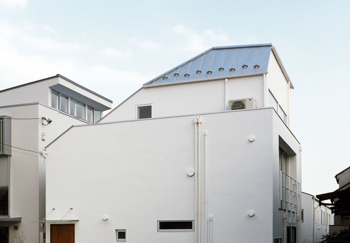 テクスチャーを抑えめにした、フラットな印象の南西面外観