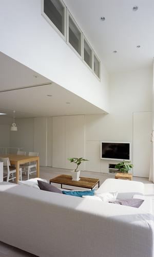 窓に面した吹き抜けが、採光の美しさ安らぎを感じるＬＤＫ