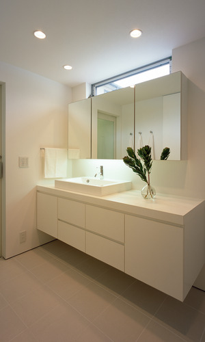 ハイサイドから爽やかな風と光りが入る、白でまとめた広々とした洗面所