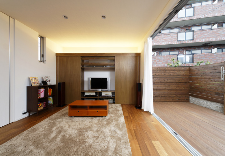 テラス面に大きな開口をとり、実際の広さ以上の広がりと明るさを得たリビング