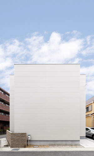 箱と一枚の板を組合わせたように見える、シンプルな立体物のような北面外観
