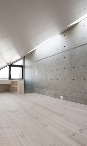 勾配天井の寝室