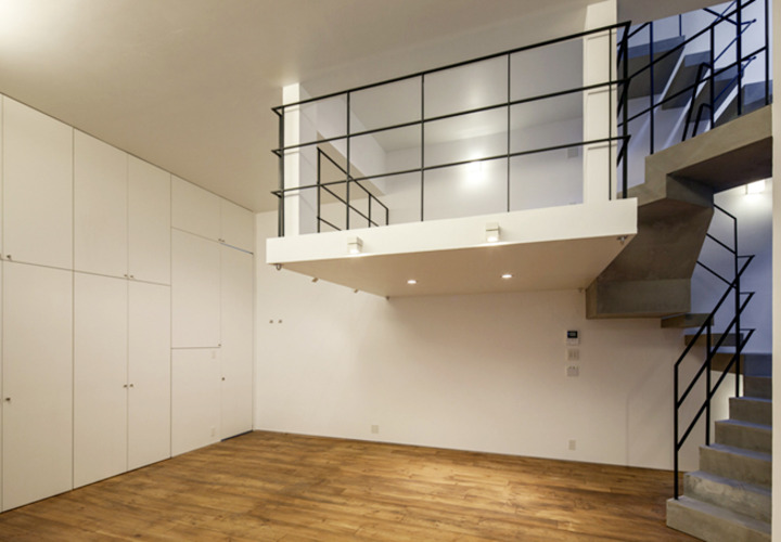 ロフトが宙に浮かぶリビング