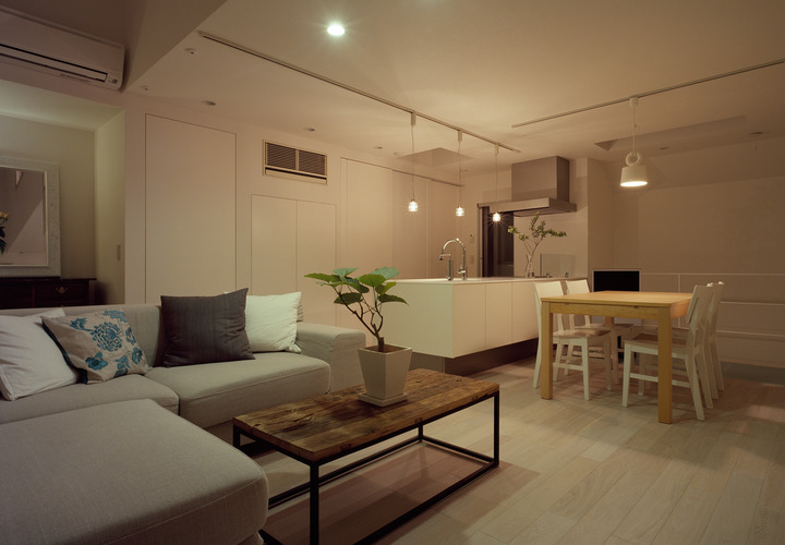 奥行きのある真っ白なキッチンが、センスのよい家具の1つのようなLDK