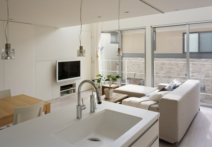 壁一面を大開口の窓にした、淡いぬくもりのある光に恵まれたLDK