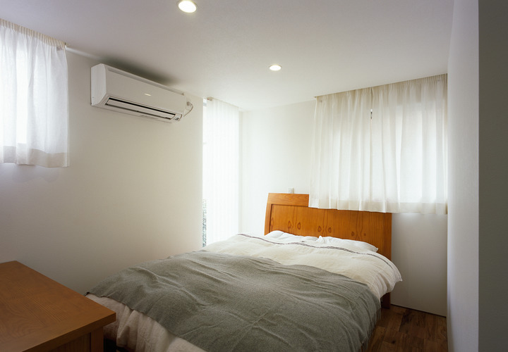 窓を多めにした、湿気知らずの気持ちいいコンパクトな寝室