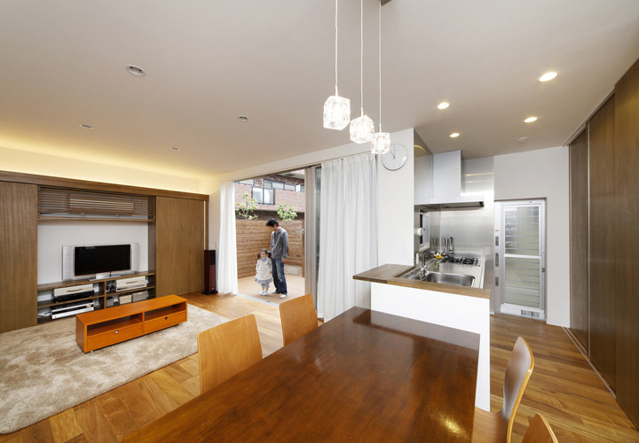 広いテラスから爽やかな風が吹く、温かみのある木調が印象的なLDK